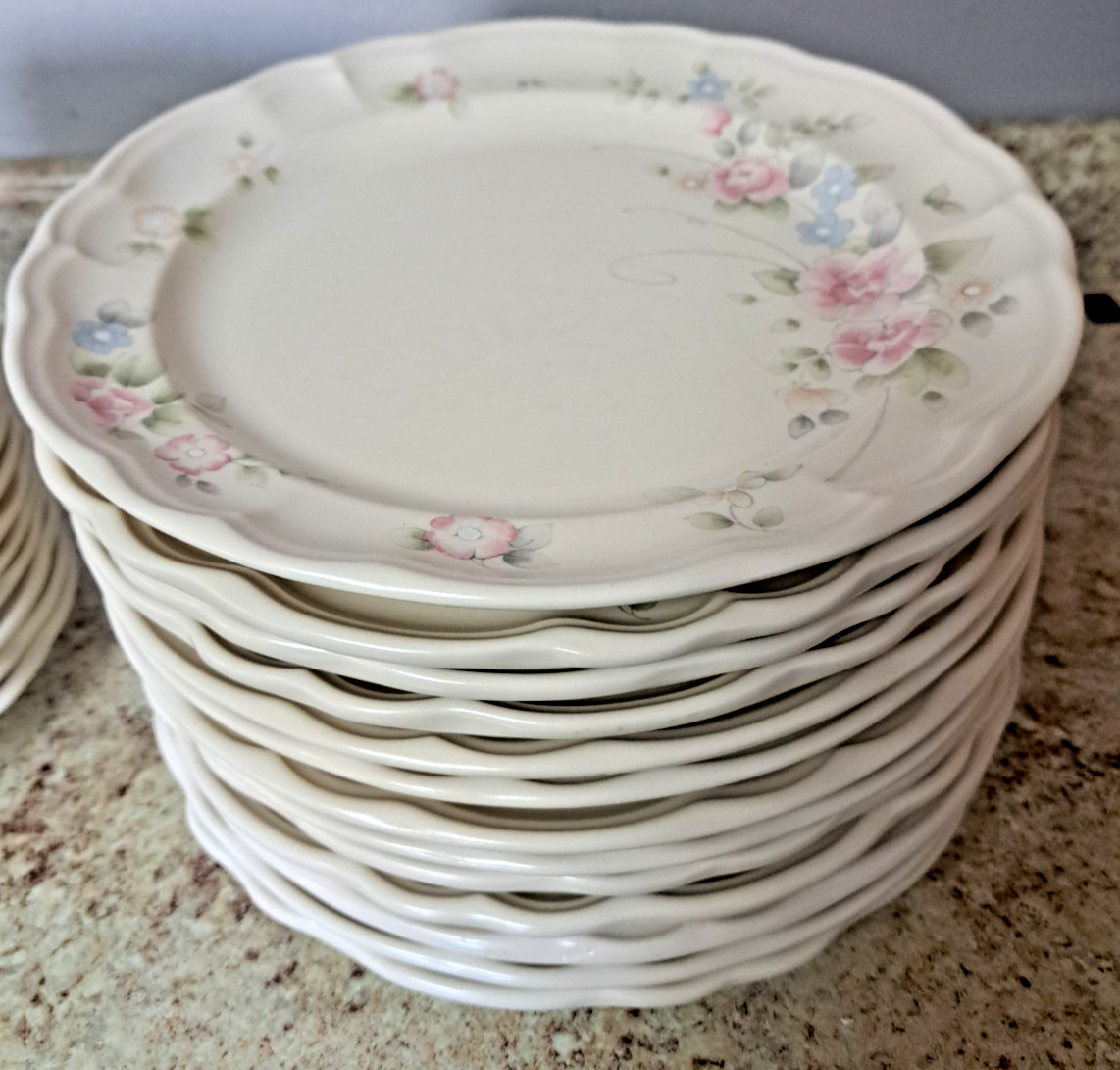 Vintage 1980\'s USA Pfaltzgraff Vintage Tea Rose Dinnerware 29 Dinner Plates