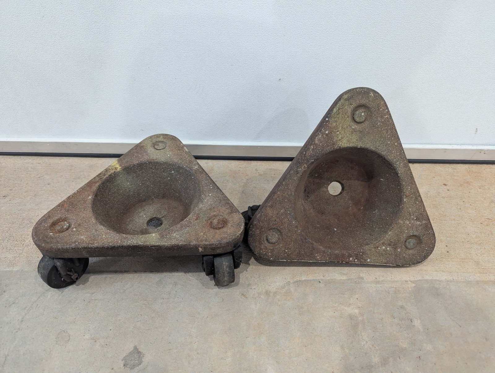🇺🇸 2) Bond 2127 Vintage Cast Iron Triangular Cup Dolly With Hard Rubber Wheels