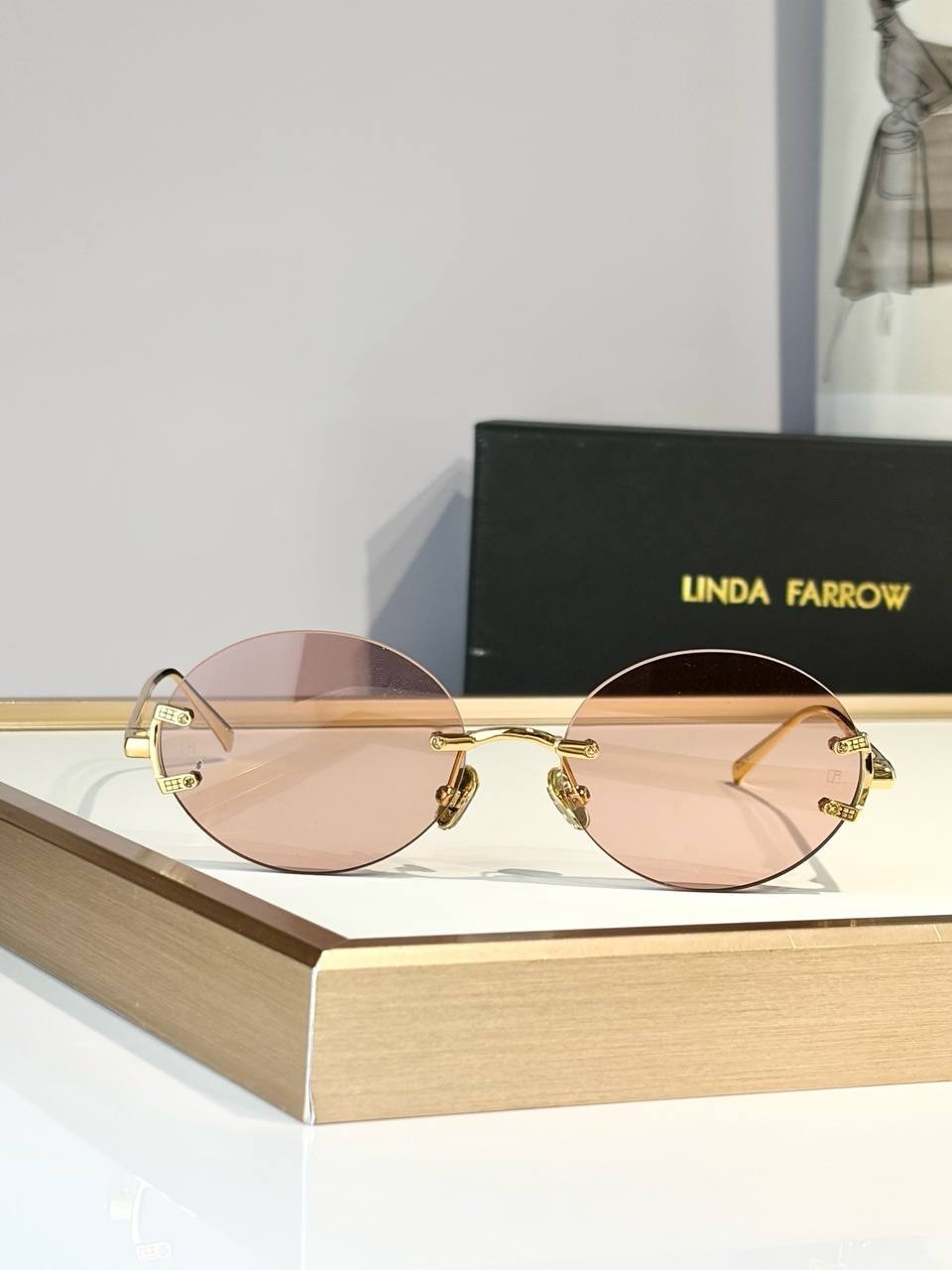 Linda Farrow LFL1130 are luxury titanium glasses with an elegant oval shape and