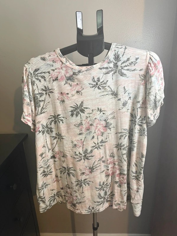 Torrid Ivory and Pink Floral Knot Sleeve Tee Size 1 Torrid Ivory and Pink Floral Knot Sleeve Tee Size 1