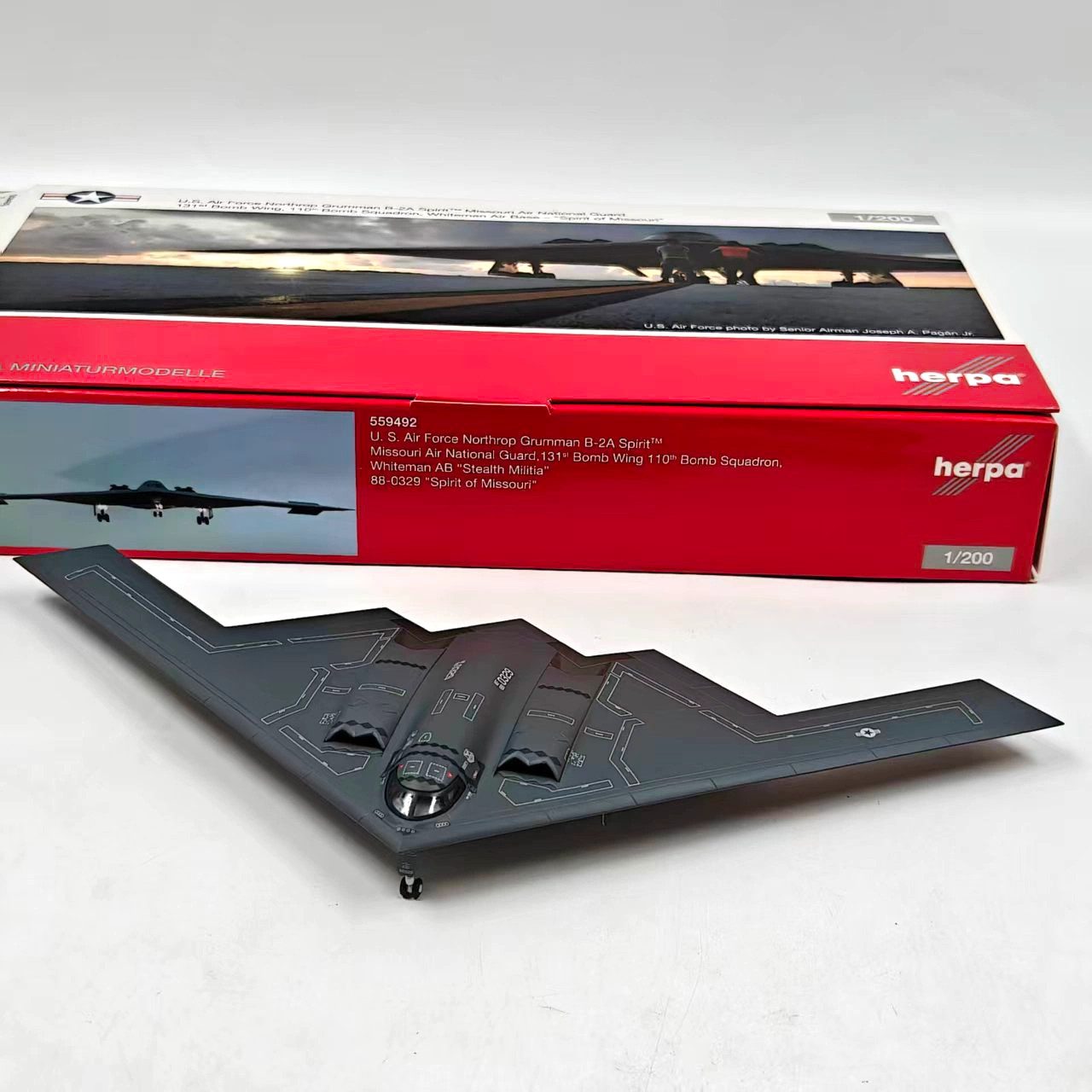 1:200 Herpa USAF Nothrop Grumman B-2A Spirit of America Bomber Diecast Model
