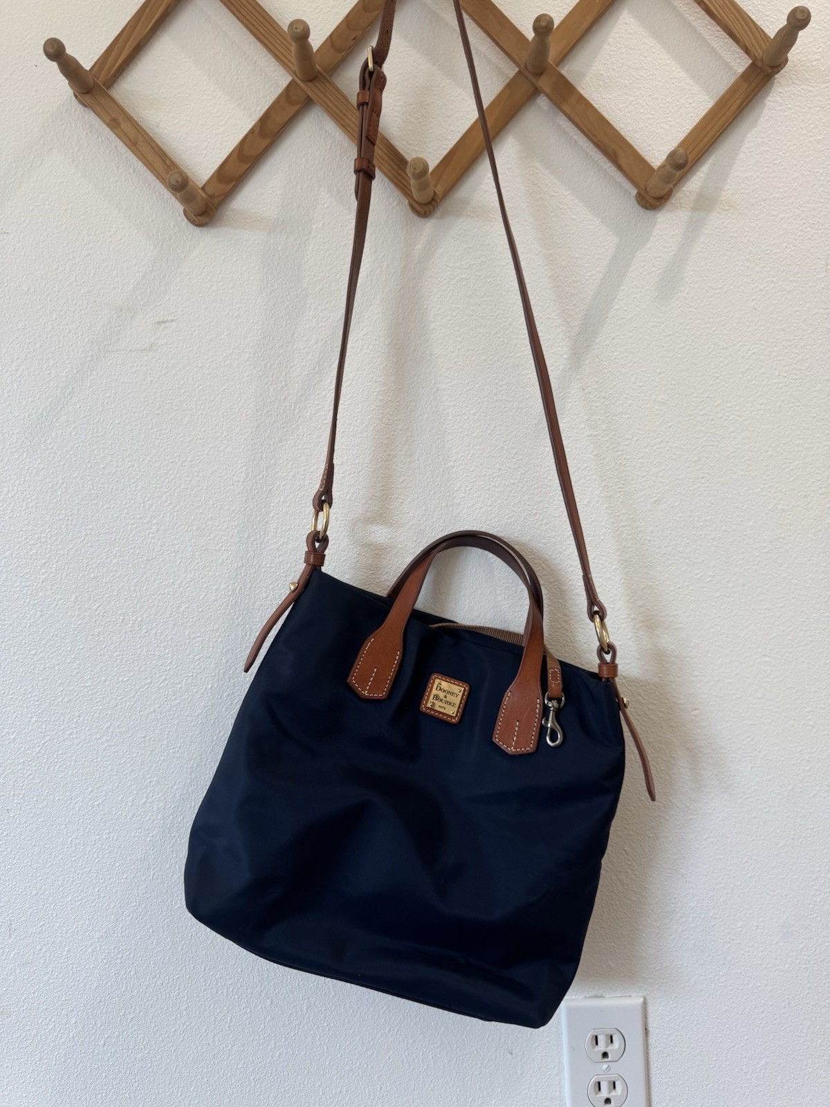 DOONEY & BOURKE Windham Dark Navy Blue Nylon Leather Trims N/S Crossbody DOONEY & BOURKE Windham Dark Navy Blue Nylon Leather Trims N/S Crossbody