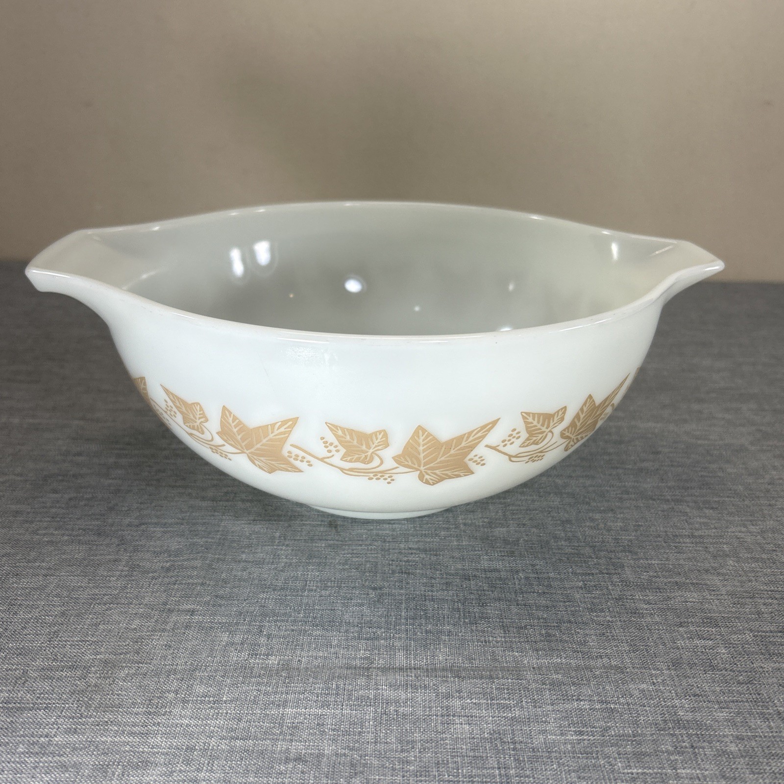 Vtg Pyrex White Cinderella Sandalwood #443 Mixing Bowl 2.5 Qt Tan Ivy Leaves