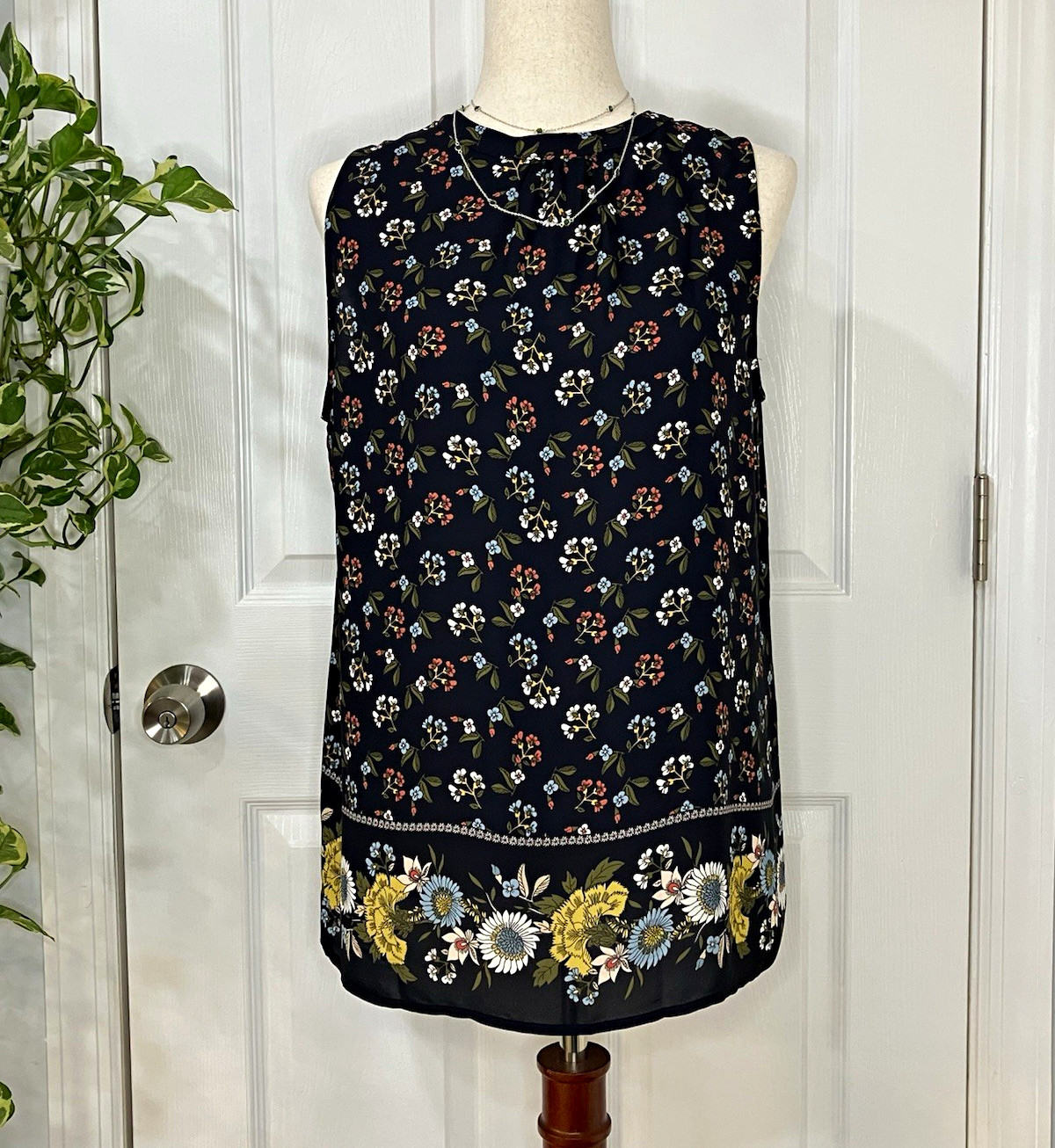 NWT LOFT Women\'s Navy Multicolor Floral Chiffon Sleeveless Tank Blouse M/L