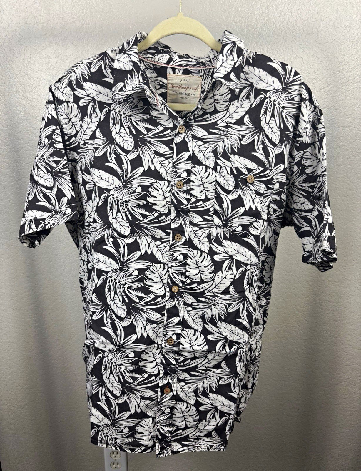 Weatherproof Vintage Men\'s L Regular Black/White Tropical Floral Button-Up Shirt