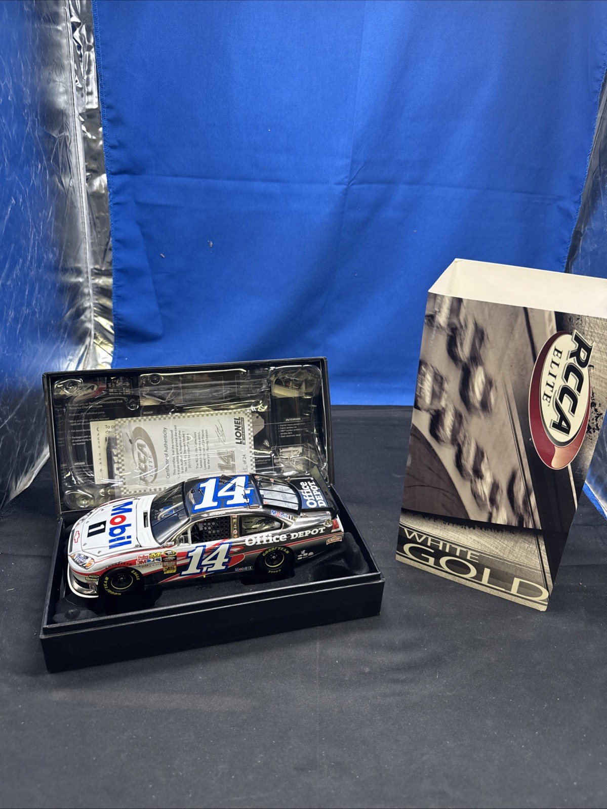2011 TONY STEWART 1/24 MOBIL 1 WHITE GOLD ELITE RCCA 15 Of 24 D4