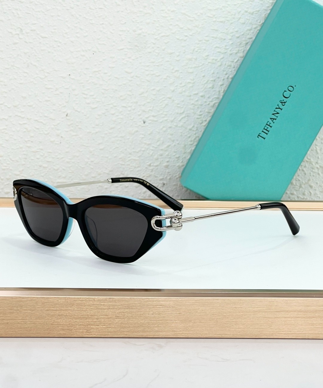 New In Box Tiffany & Co. Women Luxury Cat Eye Sunglasses Metal Temple Frame