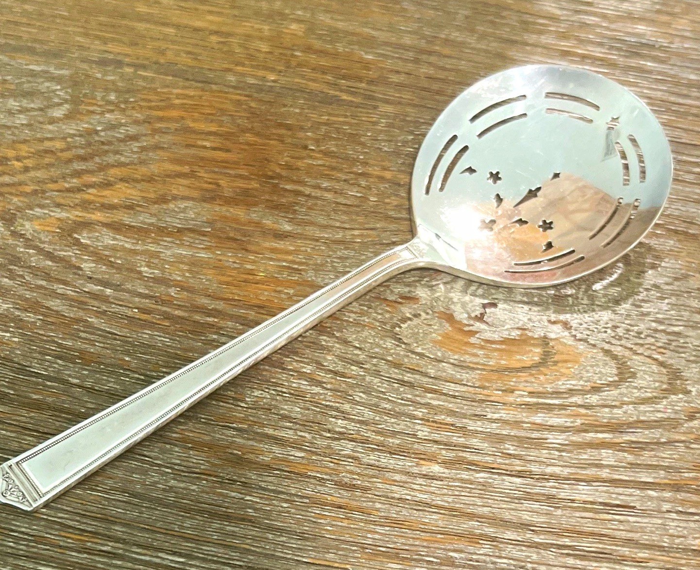 1847 Rogers Bros Silver Plated Tomato Server Etched Floral Handle Silver