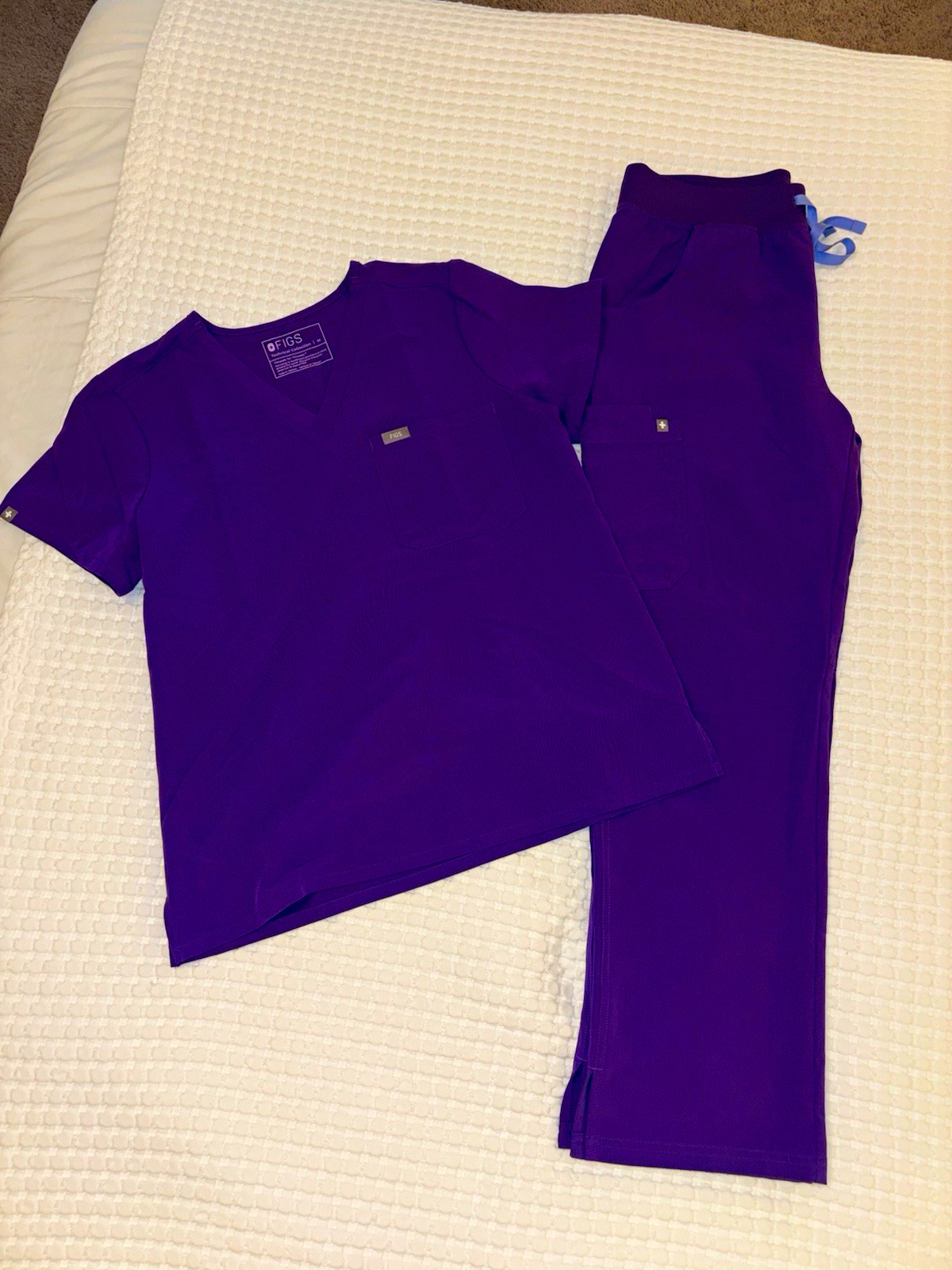 FIGS Purple Solid Knit Scrub Set V-Neck Top & Regular style Pants Size M FIGS Purple Solid Knit Scrub Set V-Neck Top & Regular style Pants Size M