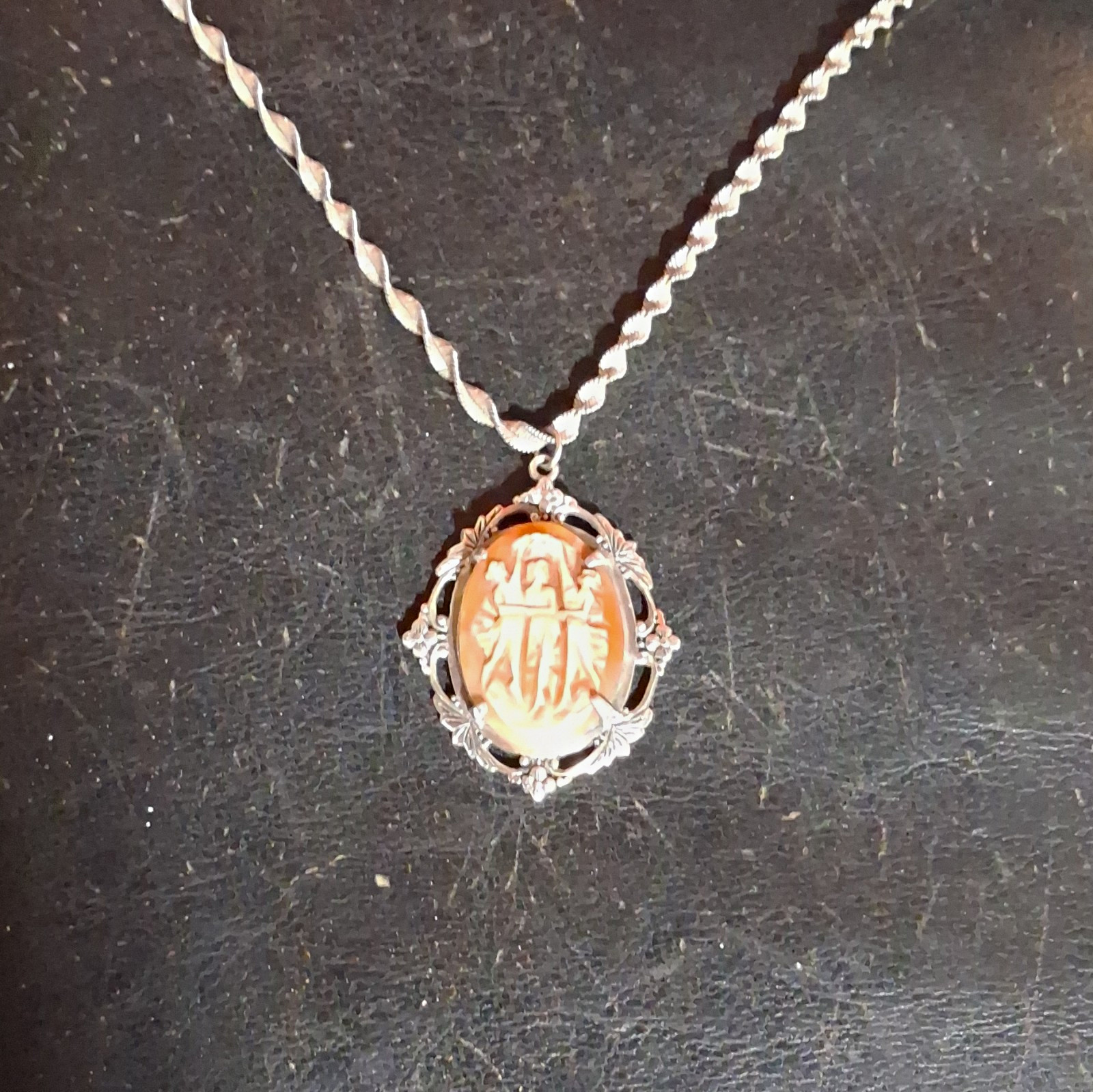 Vintage Real Shell Camio. 925. Chain 925. Perfect Condition. Vintage Real Shell Camio. 925. Chain 925. Perfect Condition.