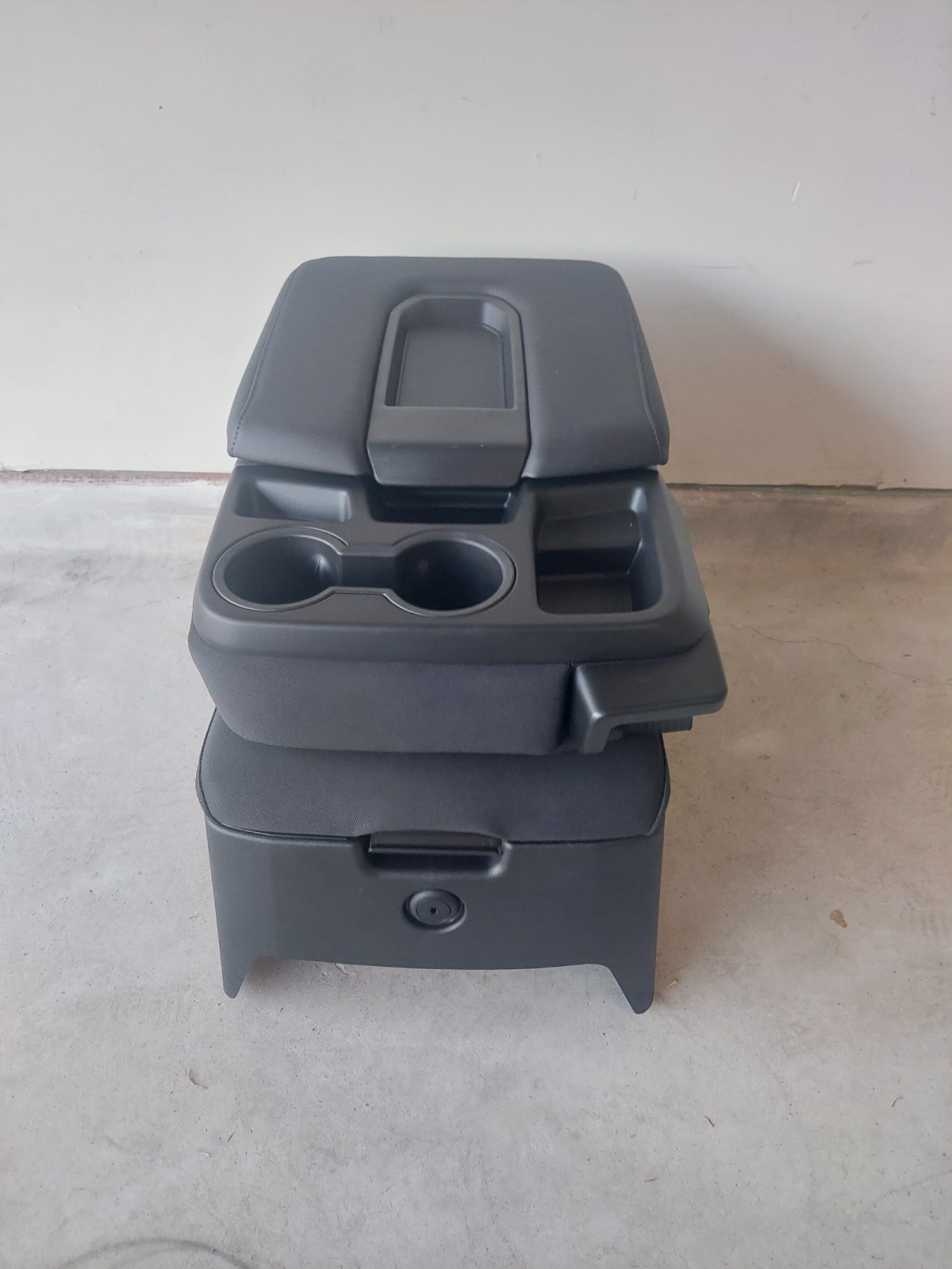 2019-2025 GMC CHEVY SIERRA SILVERADO Center Console Jump Seat - NEVER USED 2019-2025 GMC CHEVY SIERRA SILVERADO Center Console Jump Seat - NEVER USED