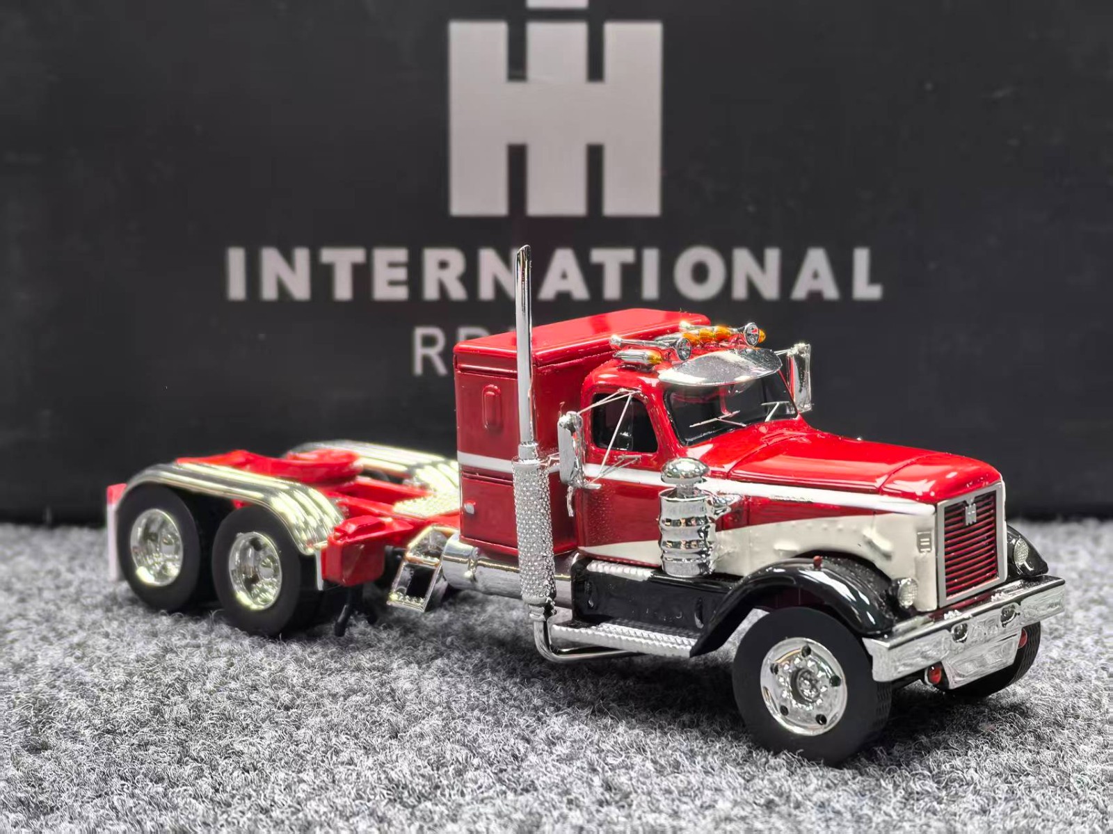 RARE-Top 1/64 High Quality Resin International RDF-405 Tractor