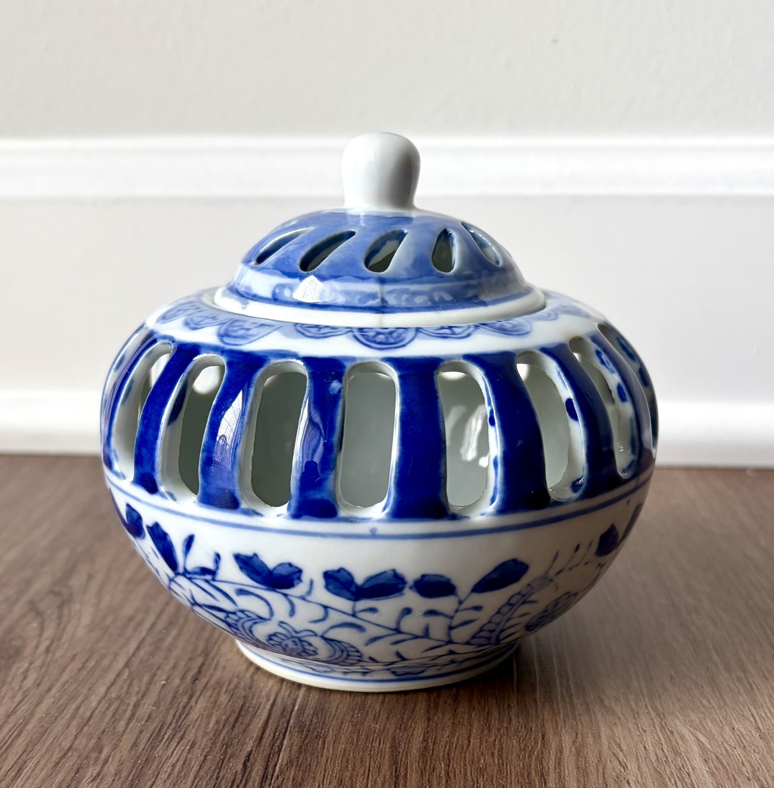 Vintage Two's Company Canton Collection Blue White Porcelain Potpourri Burner Vintage Two's Company Canton Collection Blue White Porcelain Potpourri Burner