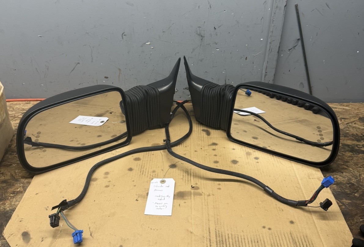 03-06 Silverado Sierra HD Power Extending Tow Mirrors W/ Turn Signal