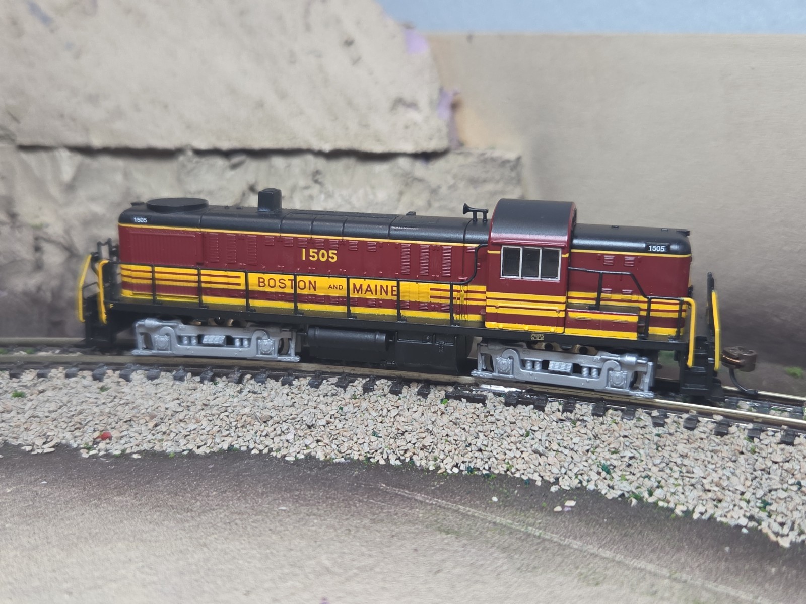 BACHMAN N SCALE BOSTON AND MAINE DIESEL LOCOMOTIVE DCC ITEM#64257 # 1505 TESTED