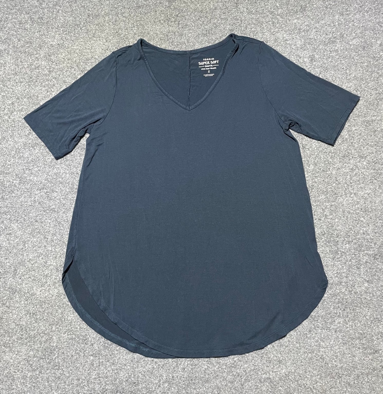 Torrid Super Soft Knit V-Neck T-Shirt Women\'s Size 2 (2X) Blue Short Sleeve Torrid Super Soft Knit V-Neck T-Shirt Women\'s Size 2 (2X) Blue Short Sleeve
