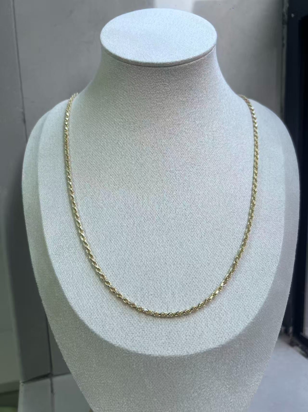 Italian 14K Gold Twisted Rope Chain Necklace 2mm 18in Lobster Clasp Italian 14K Gold Twisted Rope Chain Necklace 2mm 18in Lobster Clasp