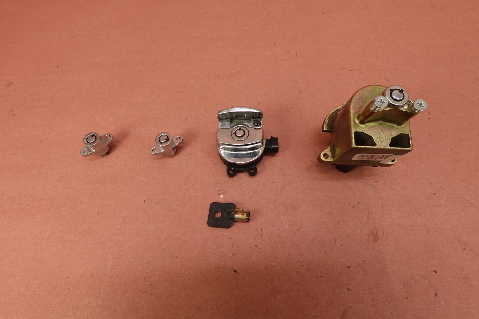 2012-2016 Harley Davidson Road King FLHR Ignition Switch Fork Lock Set w/ KEY