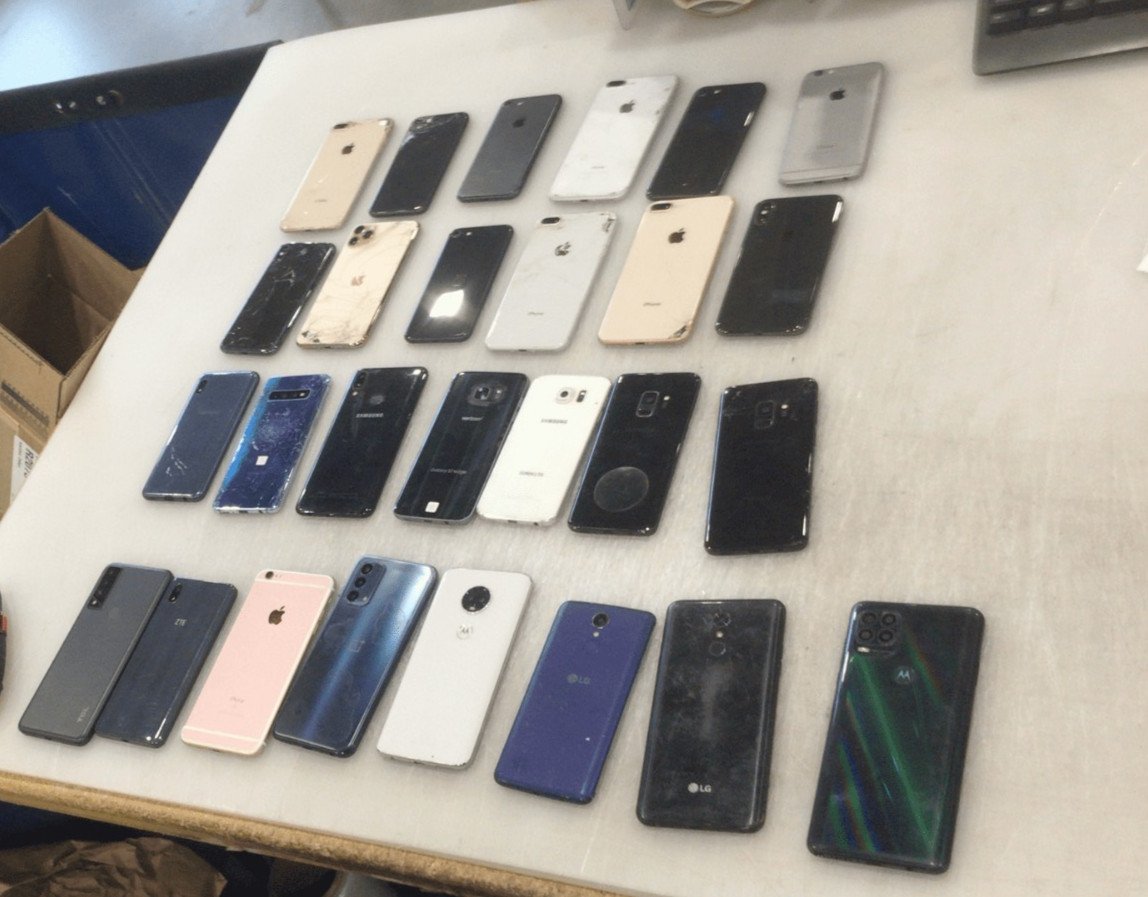 Lot of 27 Mixed Phones For Parts ( Samsung - Apple - Others ) For Parts Only 