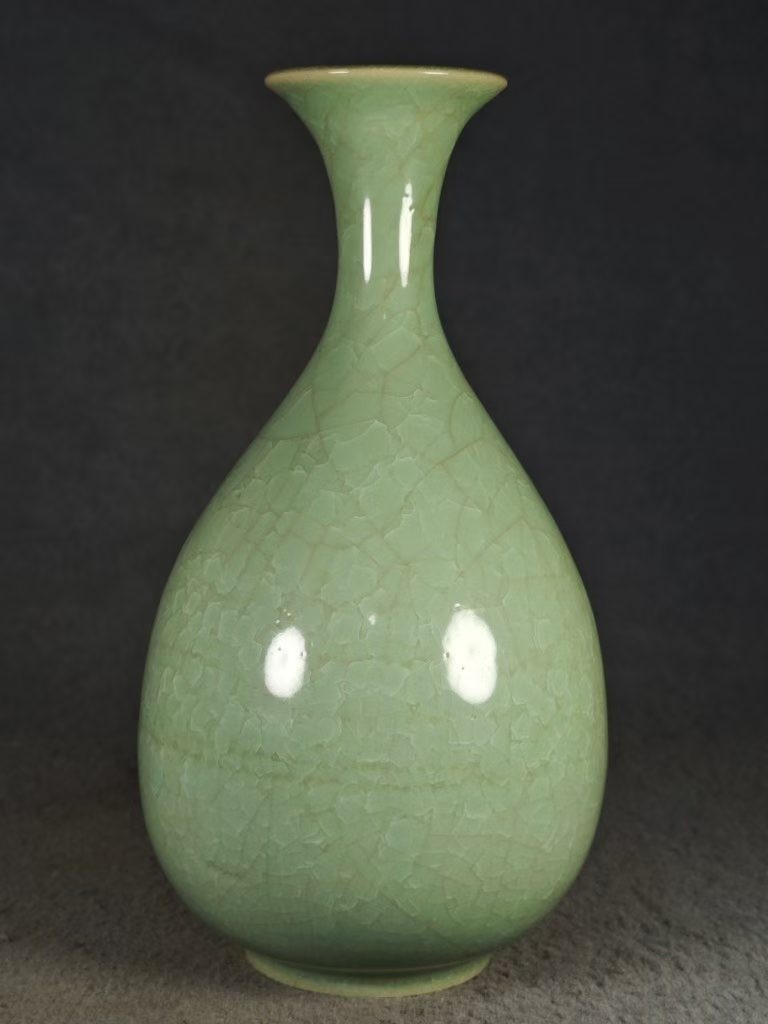 Ancient Chinese Ru ware celadon-glazed Yuhuchun vase with crackle glaze