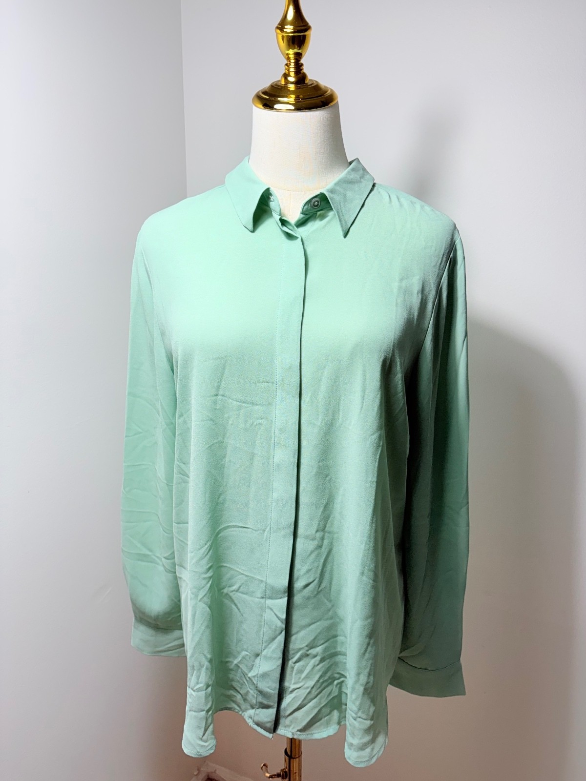 Ann Taylor Factory Petite Light Green Long Sleeve Blouse Size LP 100% Polyester Ann Taylor Factory Petite Light Green Long Sleeve Blouse Size LP 100% Polyester