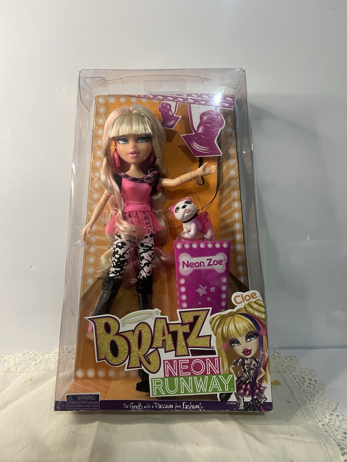 Bratz Neon Runway  Cloe With Neon Zoe Dog BRAND NEW
