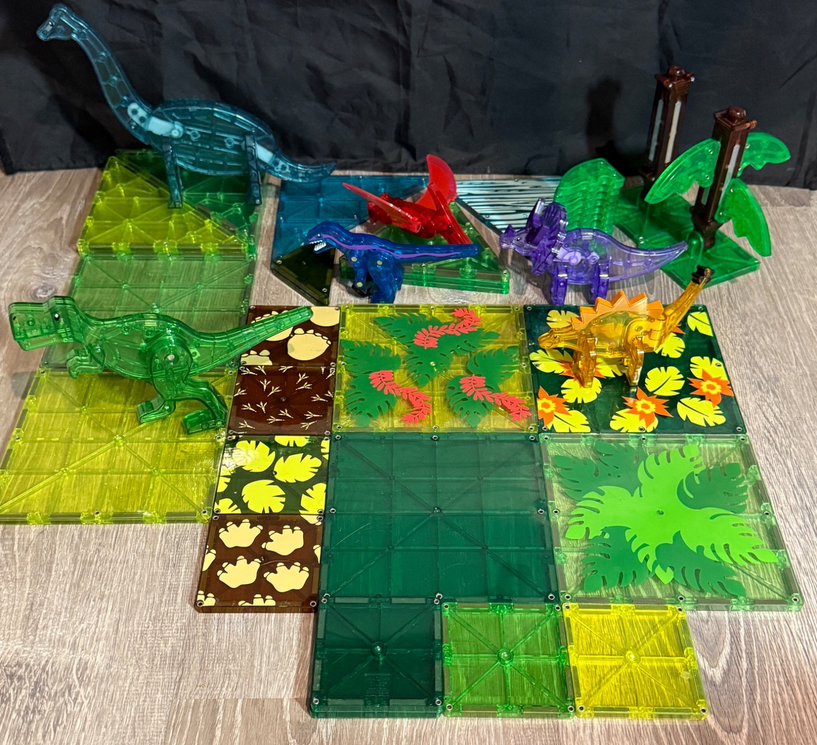 MAGNA-TILES Dino World XL 50 Piece Set 6 Dinosaurs Printed Pieces Trees +++ MAGNA-TILES Dino World XL 50 Piece Set 6 Dinosaurs Printed Pieces Trees +++