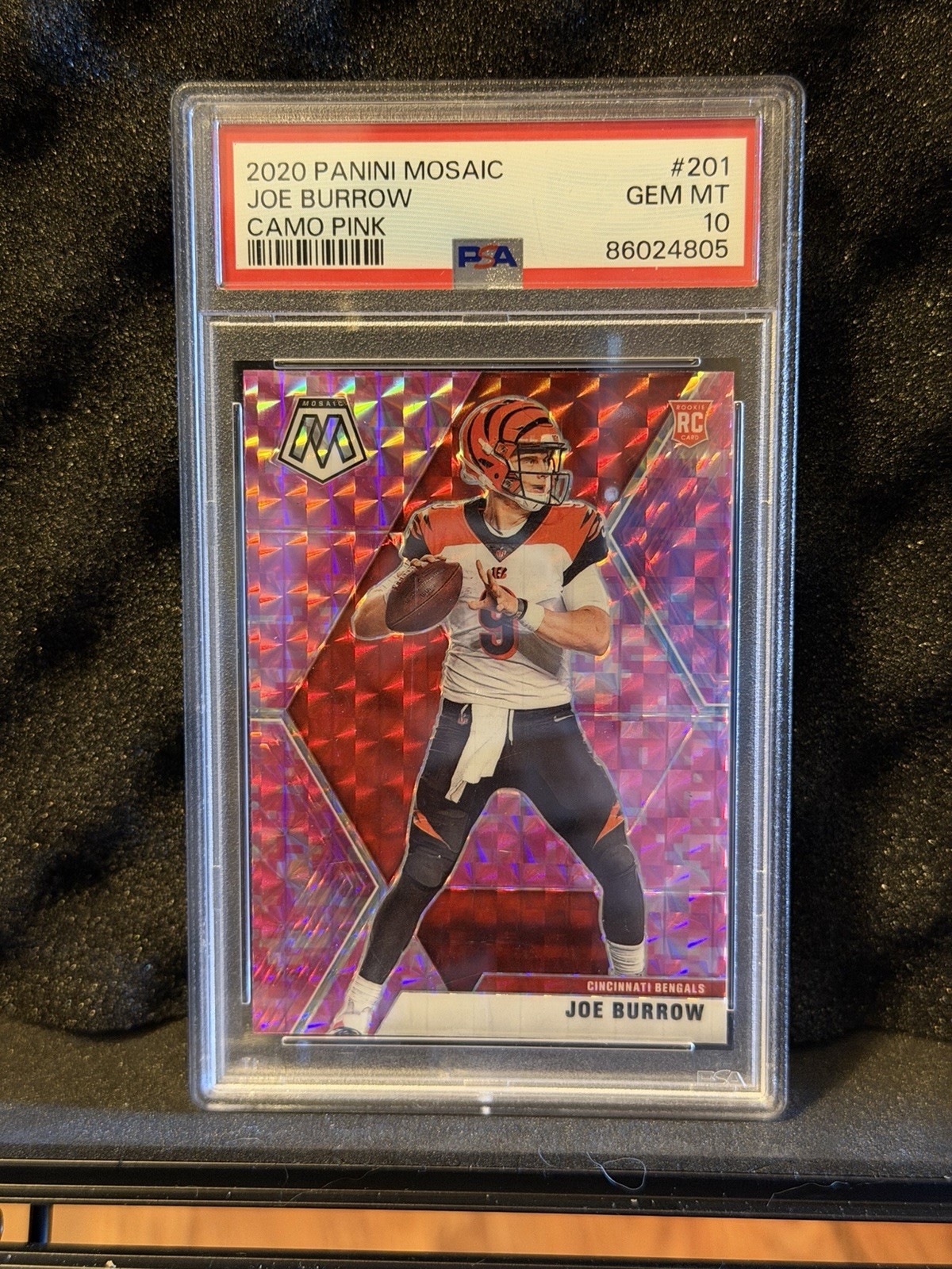 2020 Panini Mosaic - Rookies Joe Burrow #201 Camo Pink Mosaic Prizm (RC)