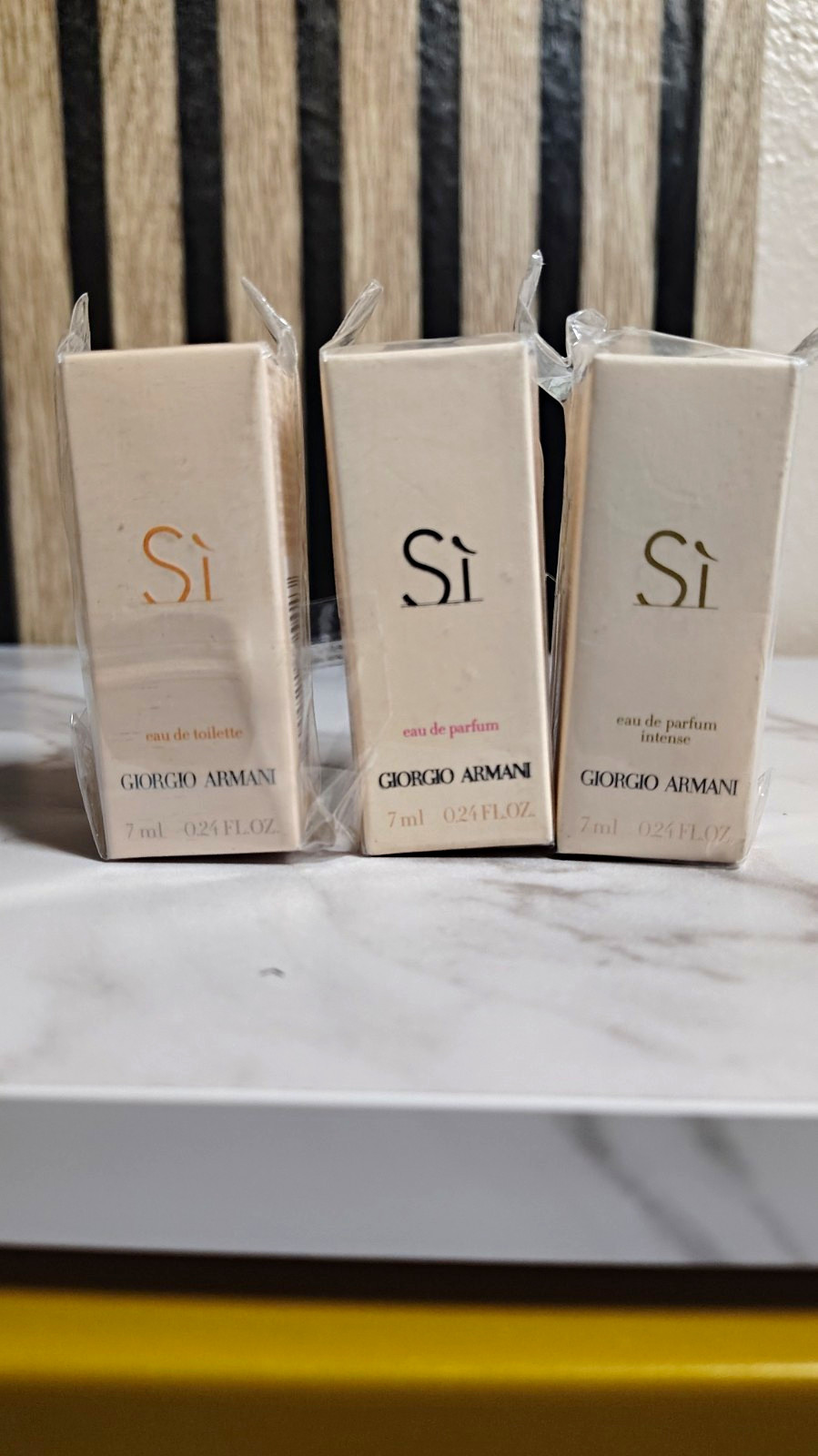 Giorgio Armani Si Eau de Toilette Spray Sample Size 0.24 fl oz Giorgio Armani Si Eau de Toilette Spray Sample Size 0.24 fl oz