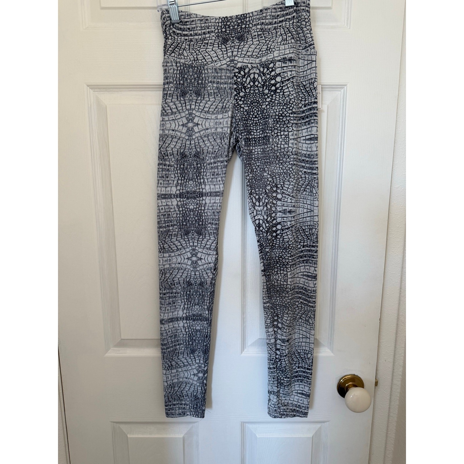 Hot Kiss Women\'s Crocodile Print Leggings Medium Black Gray NWT