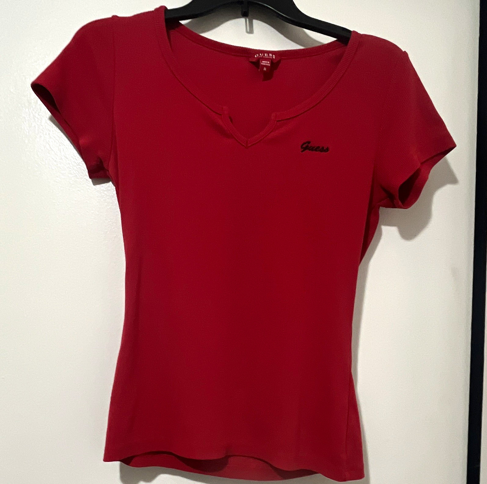 GUESS Women’s Red Ribbed Knit Cotton V-Neck Logo Tee Slim Stretch Size M GUESS Women’s Red Ribbed Knit Cotton V-Neck Logo Tee Slim Stretch Size M