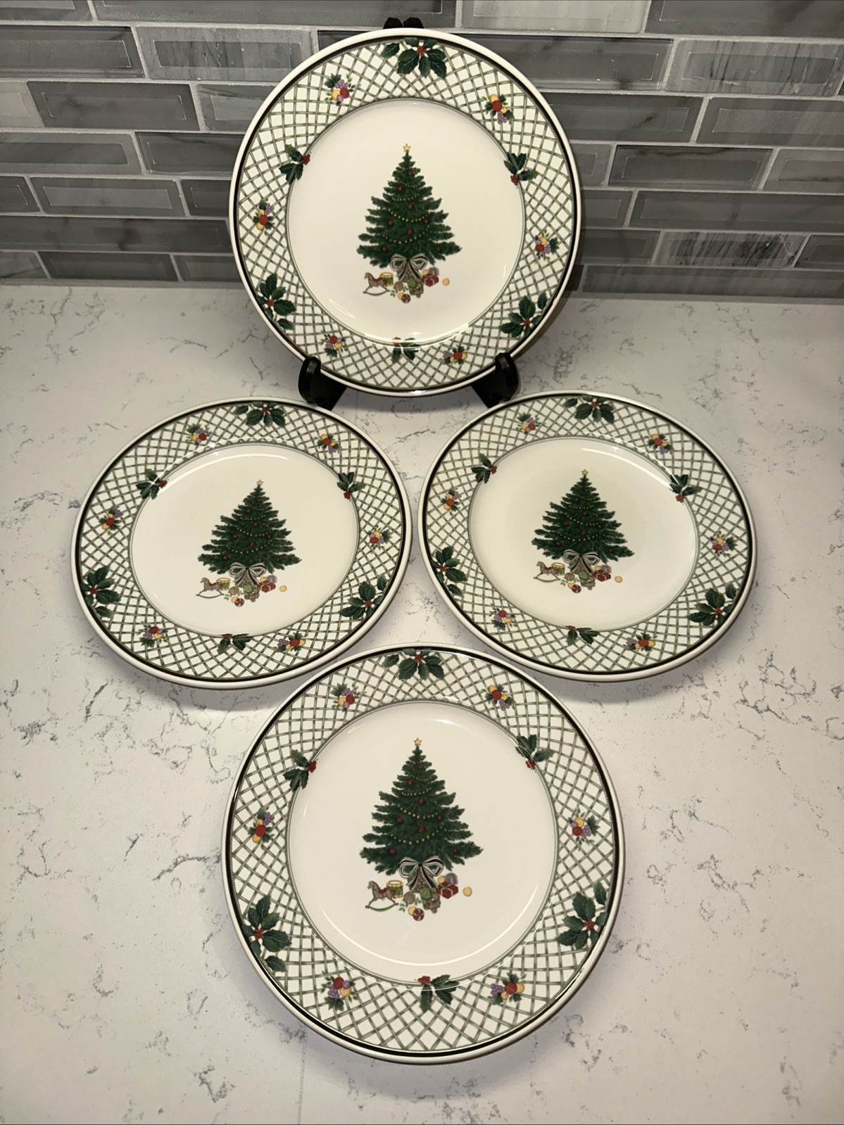 MIKASA HERITAGE~CABO8~Christmas Story 8.25” Salad/Appetizer Plates~Set of 4~VNUC
