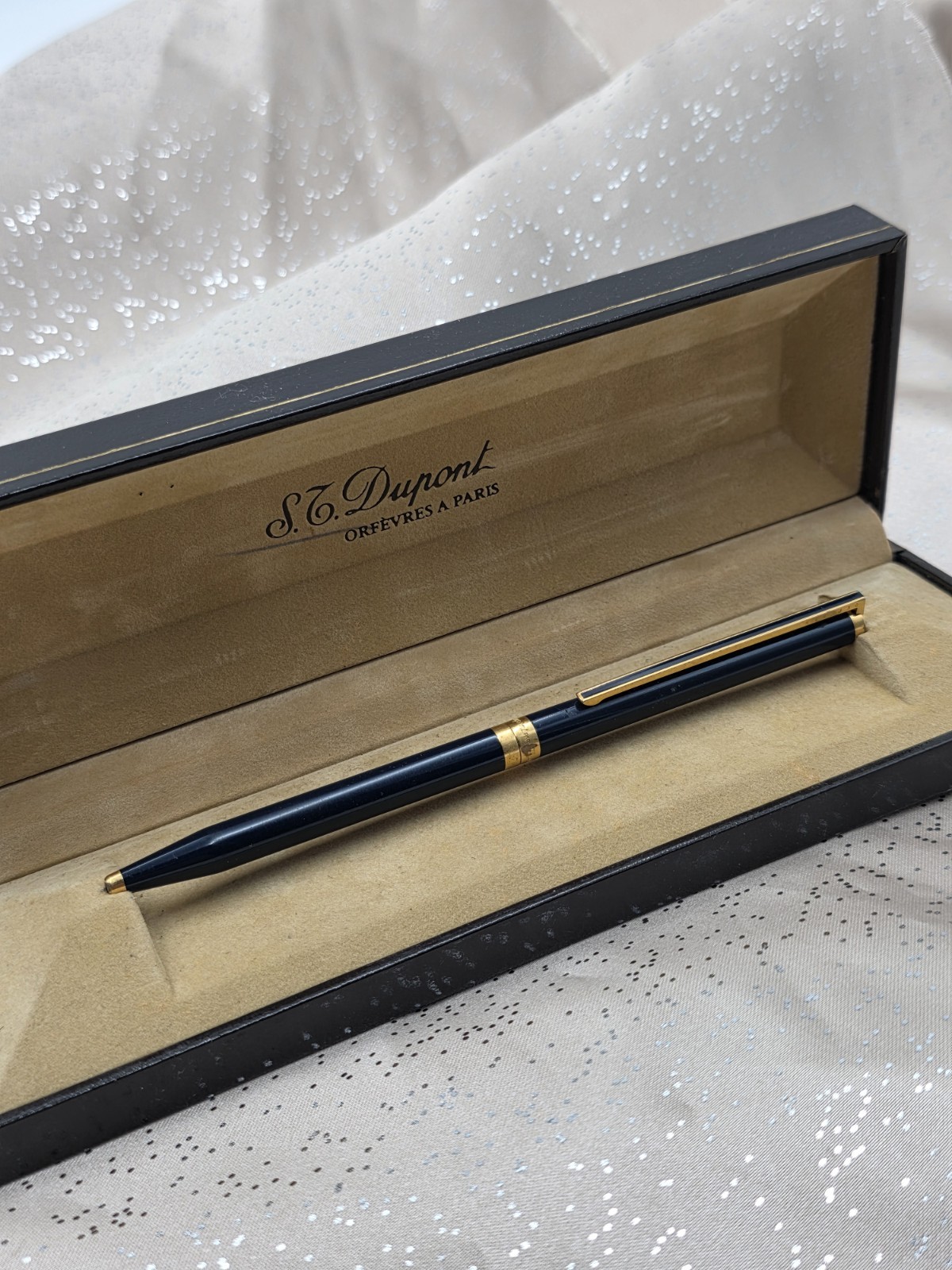 Vintage S.T. Dupont Montparnasse Slim Black Lacquer & Gold-Plated Ballpoint Pen. Vintage S.T. Dupont Montparnasse Slim Black Lacquer & Gold-Plated Ballpoint Pen.