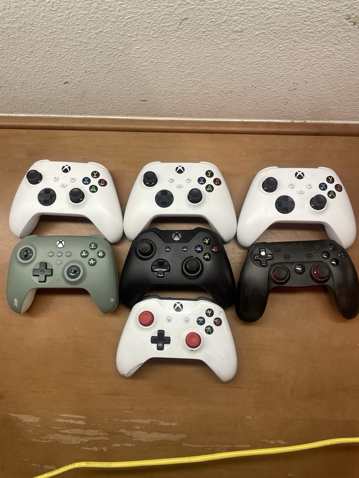 Lot Of 7 Xbox Controllers - 3 Series S DEFECTIVE - FOR PARTS ONLY Lot Of 7 Xbox Controllers - 3 Series S DEFECTIVE - FOR PARTS ONLY