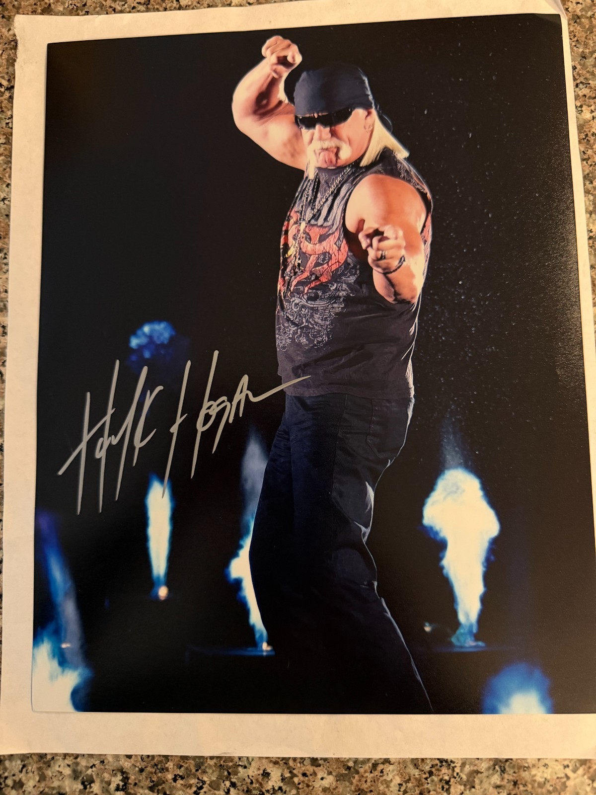 HULK HOGAN SIGNED 8X10 PHOTO COA HULK HOGAN SIGNED 8X10 PHOTO COA