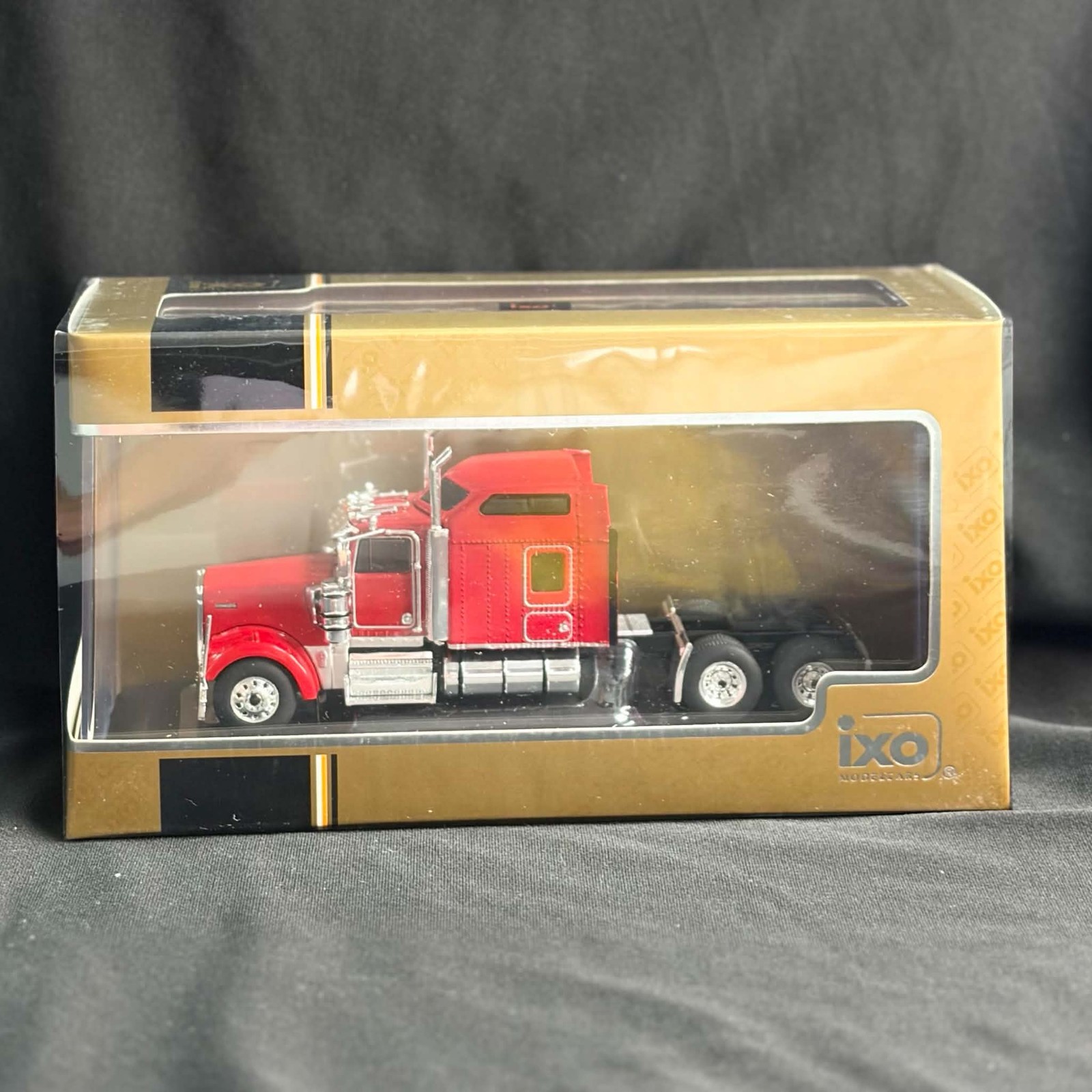 IXO 1990 Kenworth W900 - Red IXO 1990 Kenworth W900 - Red