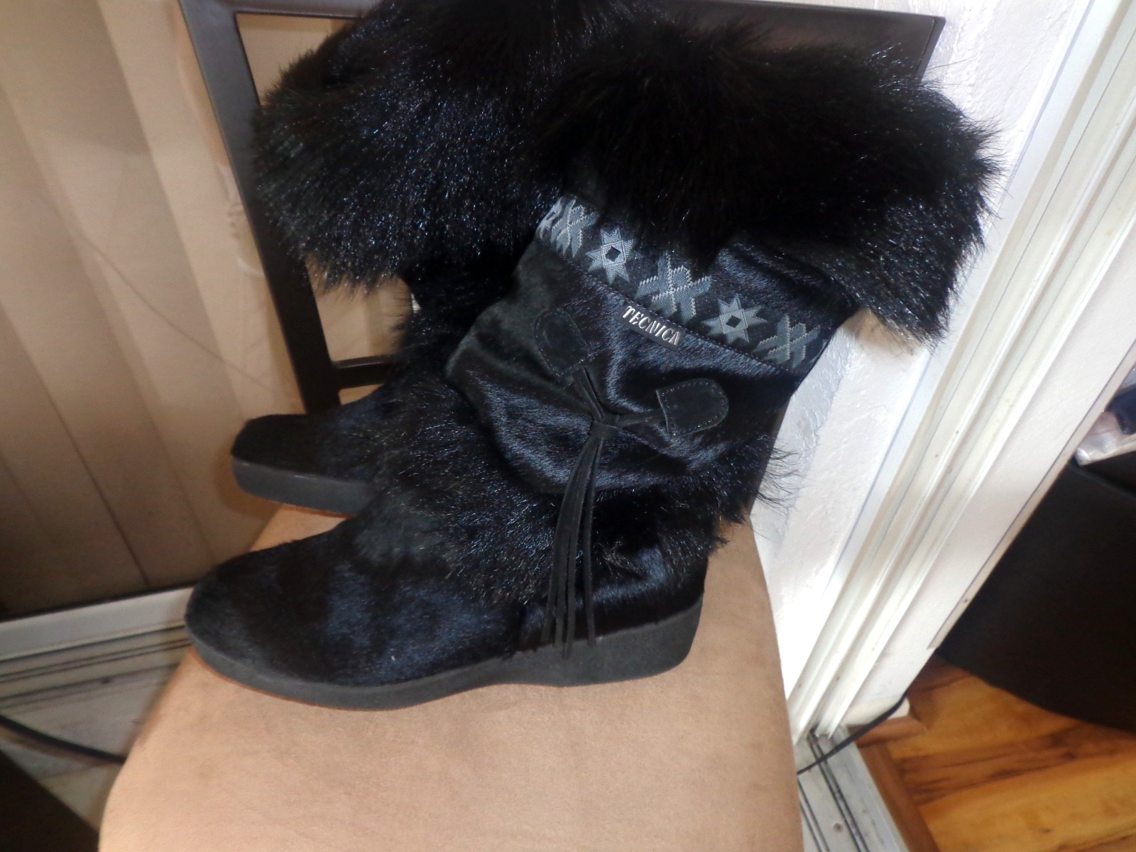 Women\'s TECNICA Skandia Cowhide Boots with Goat Fur Trim EU 42  Made Italy NWOT