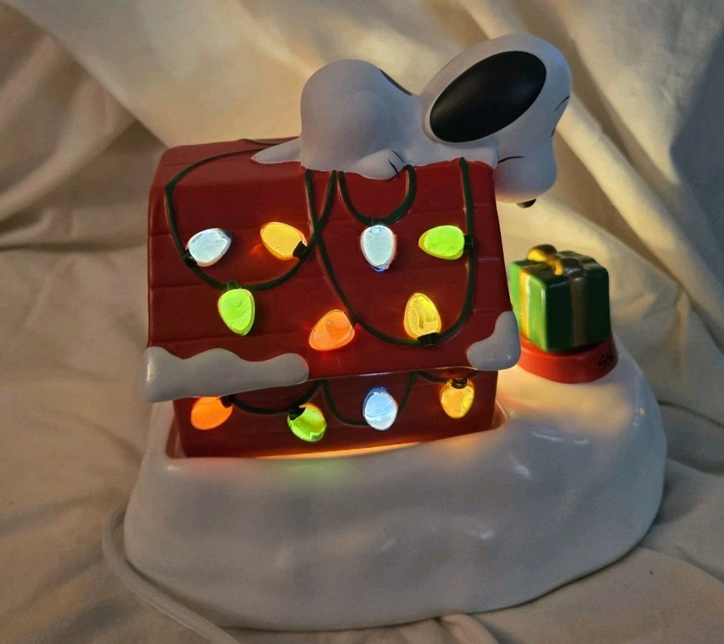 New in Box Scentsy Snoopy Christmas Warmer New in Box Scentsy Snoopy Christmas Warmer