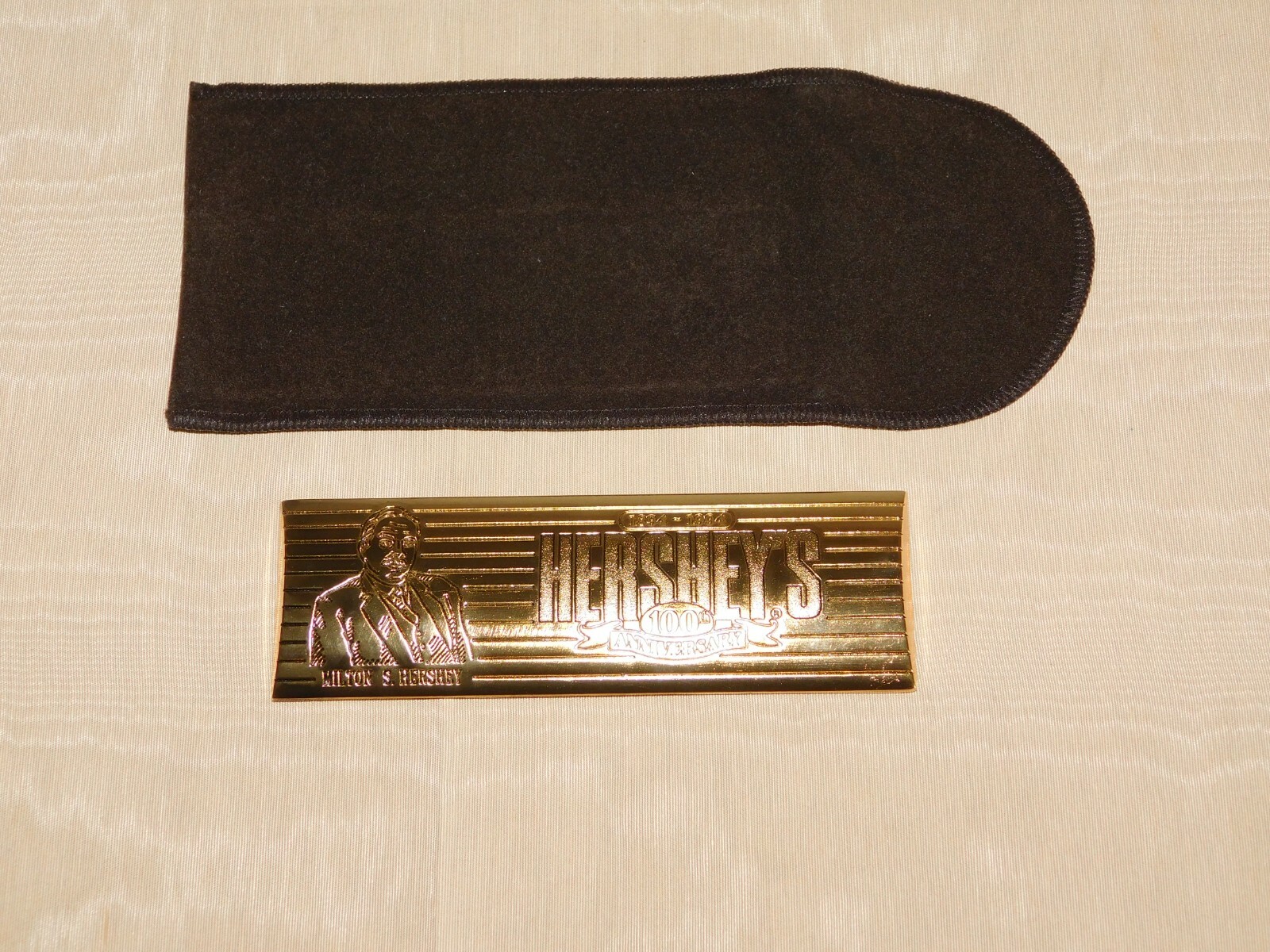 VINTAGE 1894-1994 HERSHEY\'S 100TH ANNIVERSARY METAL CHOCOLATE BAR PAPER WEIGHT VINTAGE 1894-1994 HERSHEY\'S 100TH ANNIVERSARY METAL CHOCOLATE BAR PAPER WEIGHT