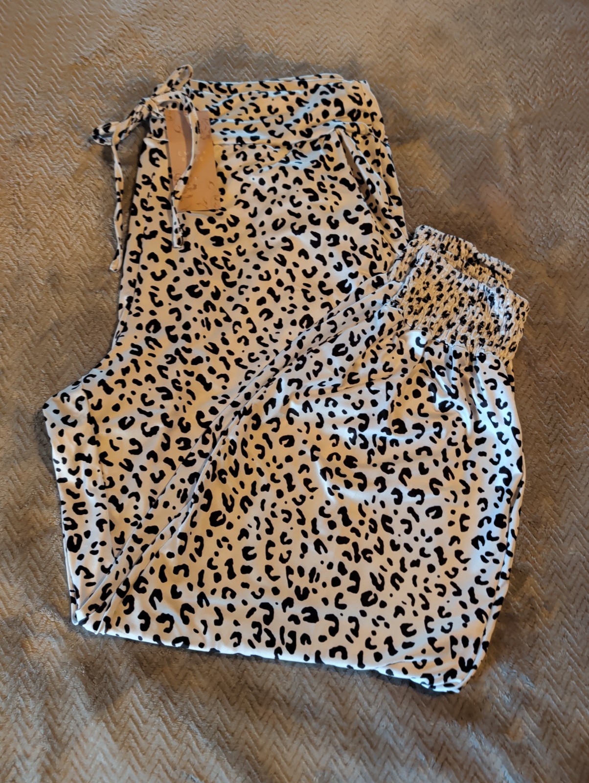 NWT Emery Rose Black/White Animal Print Palazzo Pants~Pockets~Satiny Size 2XL NWT Emery Rose Black/White Animal Print Palazzo Pants~Pockets~Satiny Size 2XL