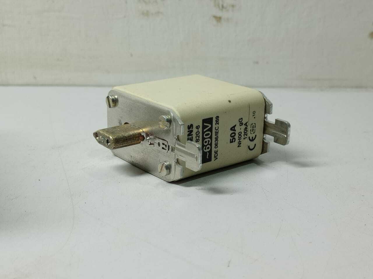 Siemens 3NA3 820-6 Fuse 690V - 3pc lot