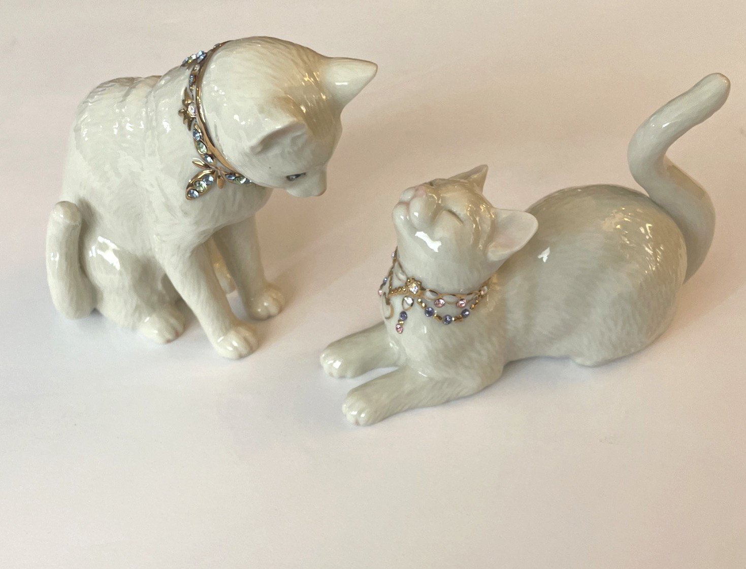 Lenox Awake to a Kiss White Cats with Jeweled Gold Collar Ex. Condition Lenox Awake to a Kiss White Cats with Jeweled Gold Collar Ex. Condition