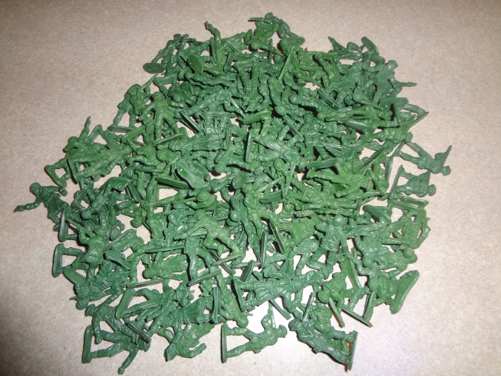Lot of 1440 Green Plastic Mini Army Men 1