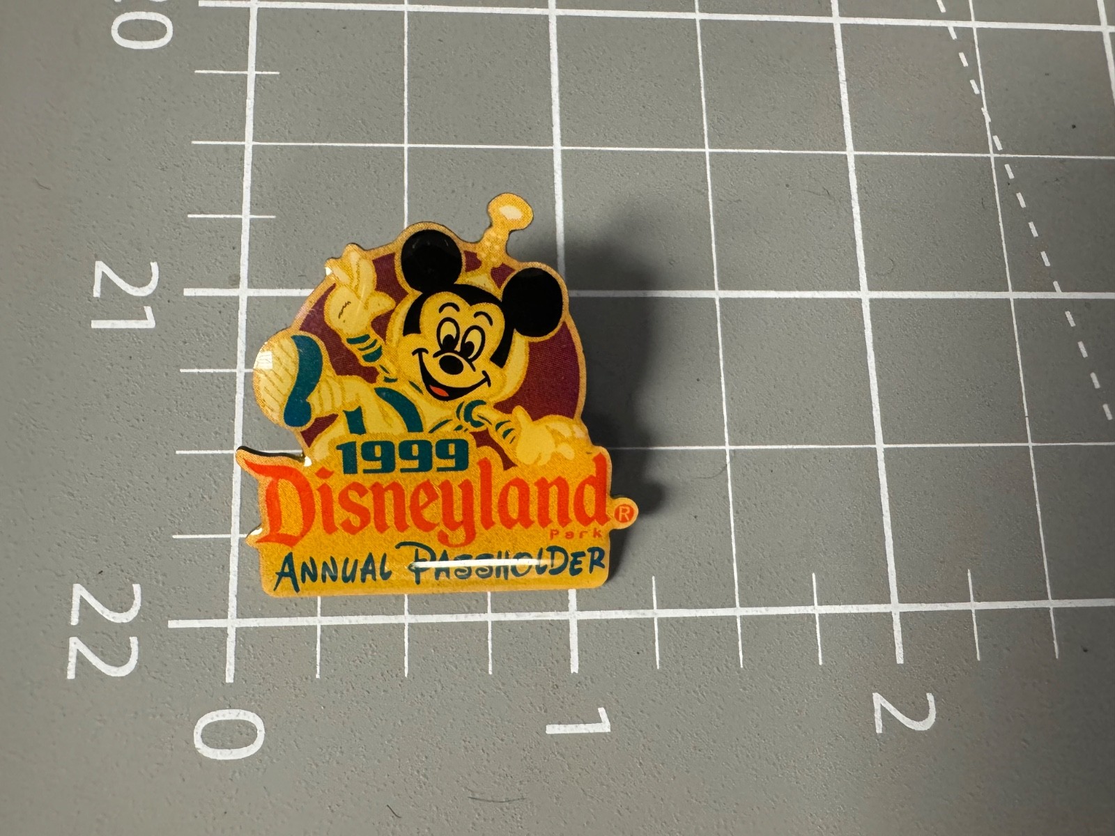 1999 Disneyland Annual Passholder Pin 1999 Disneyland Annual Passholder Pin