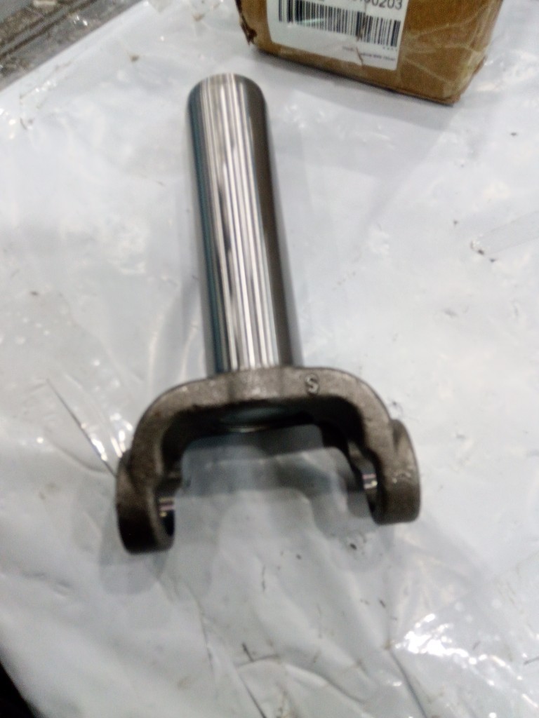 usedTransmission Yoke For GM 26/27 spline 4L60 3.875x1.062 1330 700R 2-3-12051X