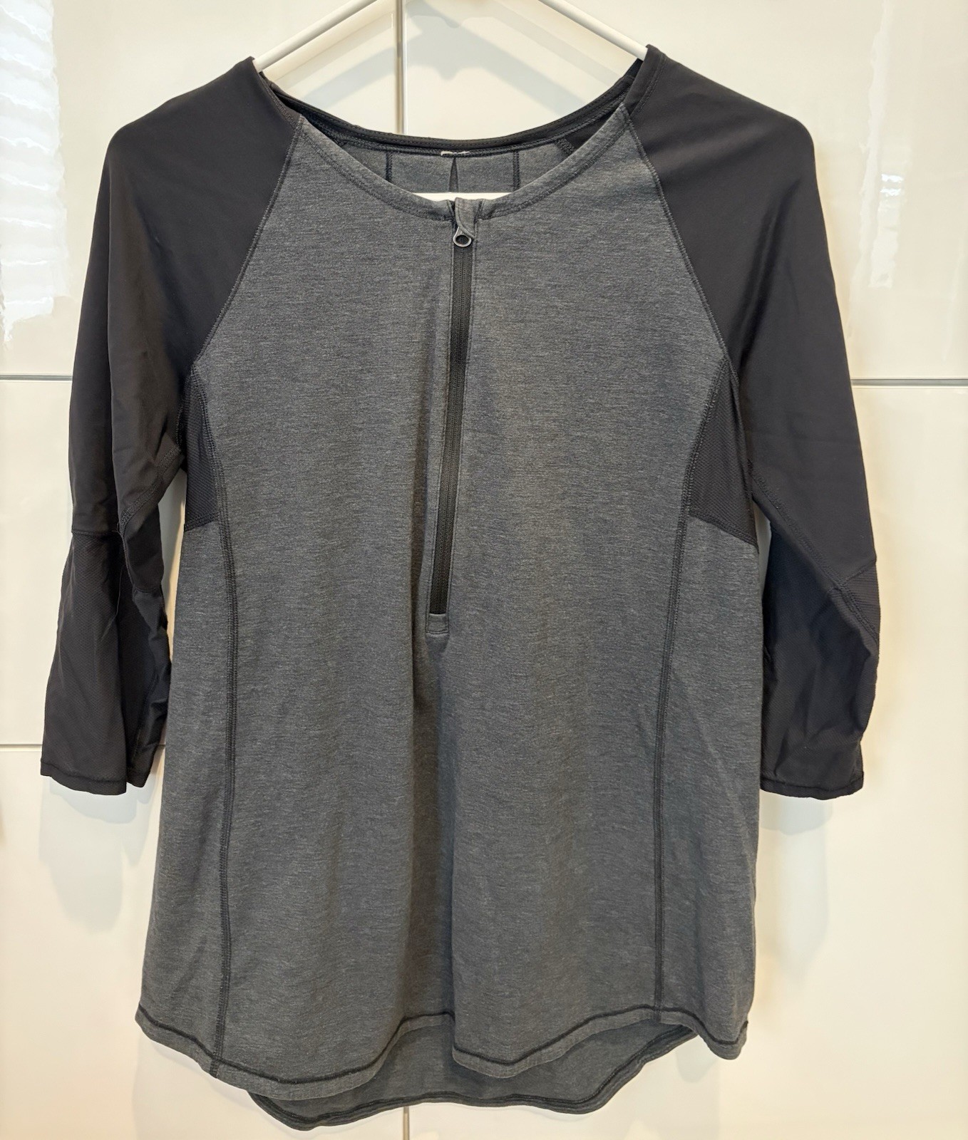 Lululemon Top Sz 8  1/2 Zip Black Gray 3/4 Sleeve Women’s Stretch Long Scoopneck