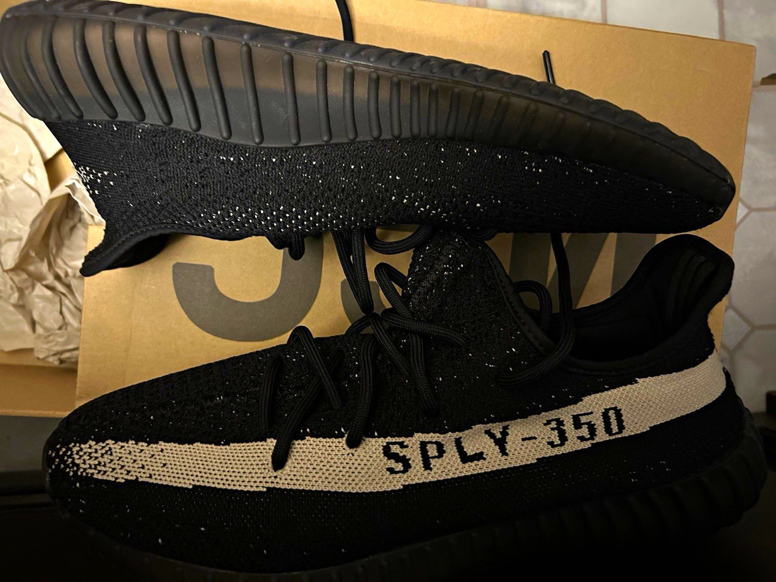 adidas Yeezy Boost 350 V2 Men\'s Low Top Sneakers Black/White Colorblock adidas Yeezy Boost 350 V2 Men\'s Low Top Sneakers Black/White Colorblock