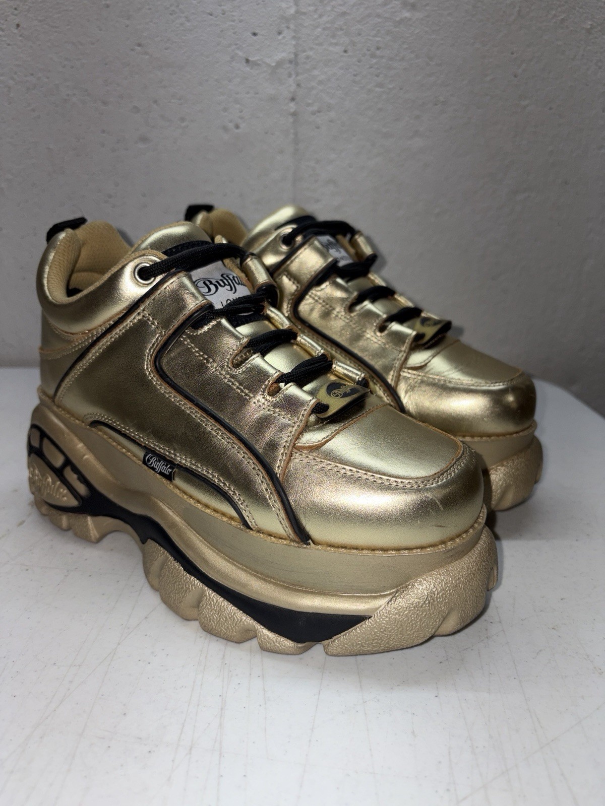 Buffalo London 1339-14 2.0 Women’s SZ 7.5 Mens SZ 6 EU 38 Gold Platform Sneakers Buffalo London 1339-14 2.0 Women’s SZ 7.5 Mens SZ 6 EU 38 Gold Platform Sneakers