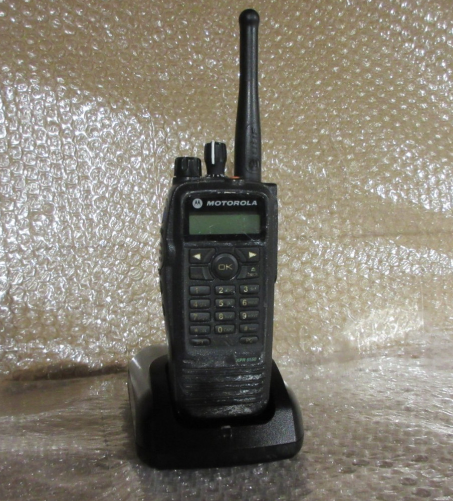 Motorola XPR 6550 UHF Digital Radio AAH55QDH9LA1AN W/CHARGING BASE.