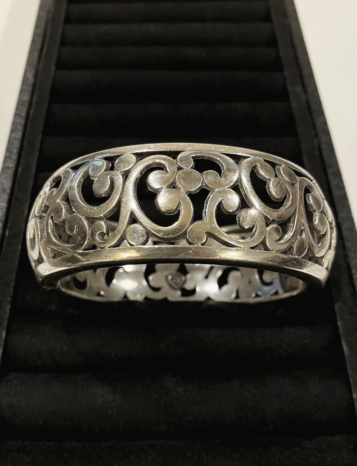 BRIGHTON Contempo 1” Wide Silver Plated Magnetic Oval Hinged Bracelet 7.5\ BRIGHTON Contempo 1” Wide Silver Plated Magnetic Oval Hinged Bracelet 7.5\